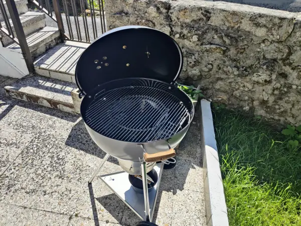 Barbacoa de piedra abierta en el jardín de la casa rural