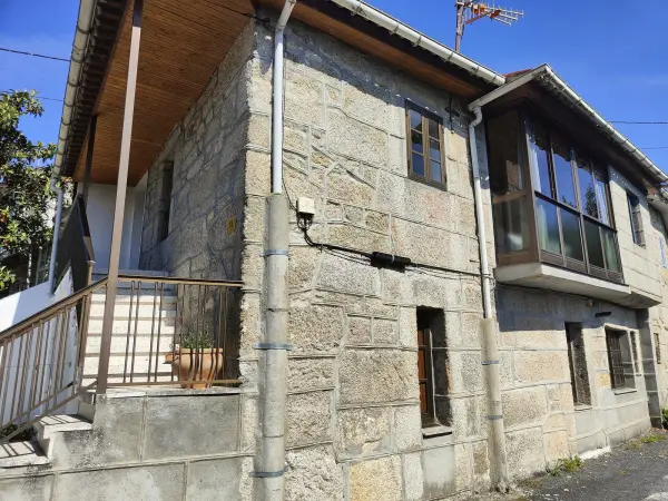 Fachada de piedra tradicional de Casa Elena en la Ribeira Sacra