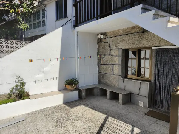 Porche con tendedero de la casa rural en Ourense