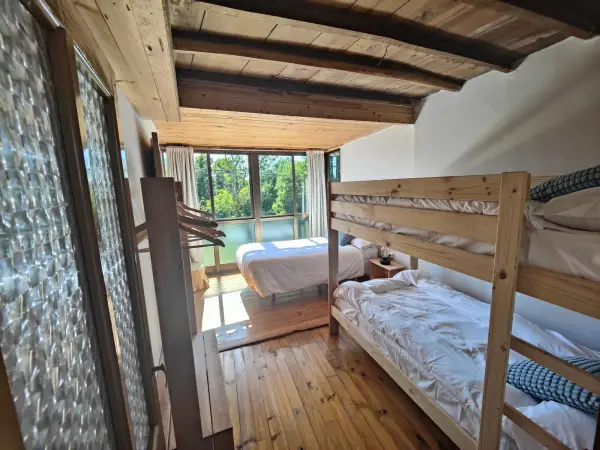 Habitación con cama doble y litera en Casa Elena
