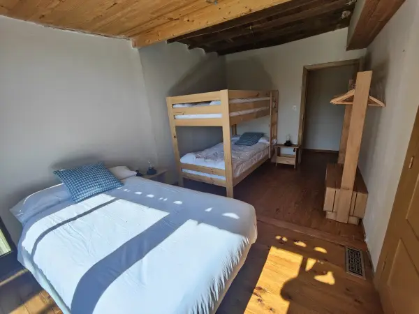 Misma habitación con literas, otro ángulo