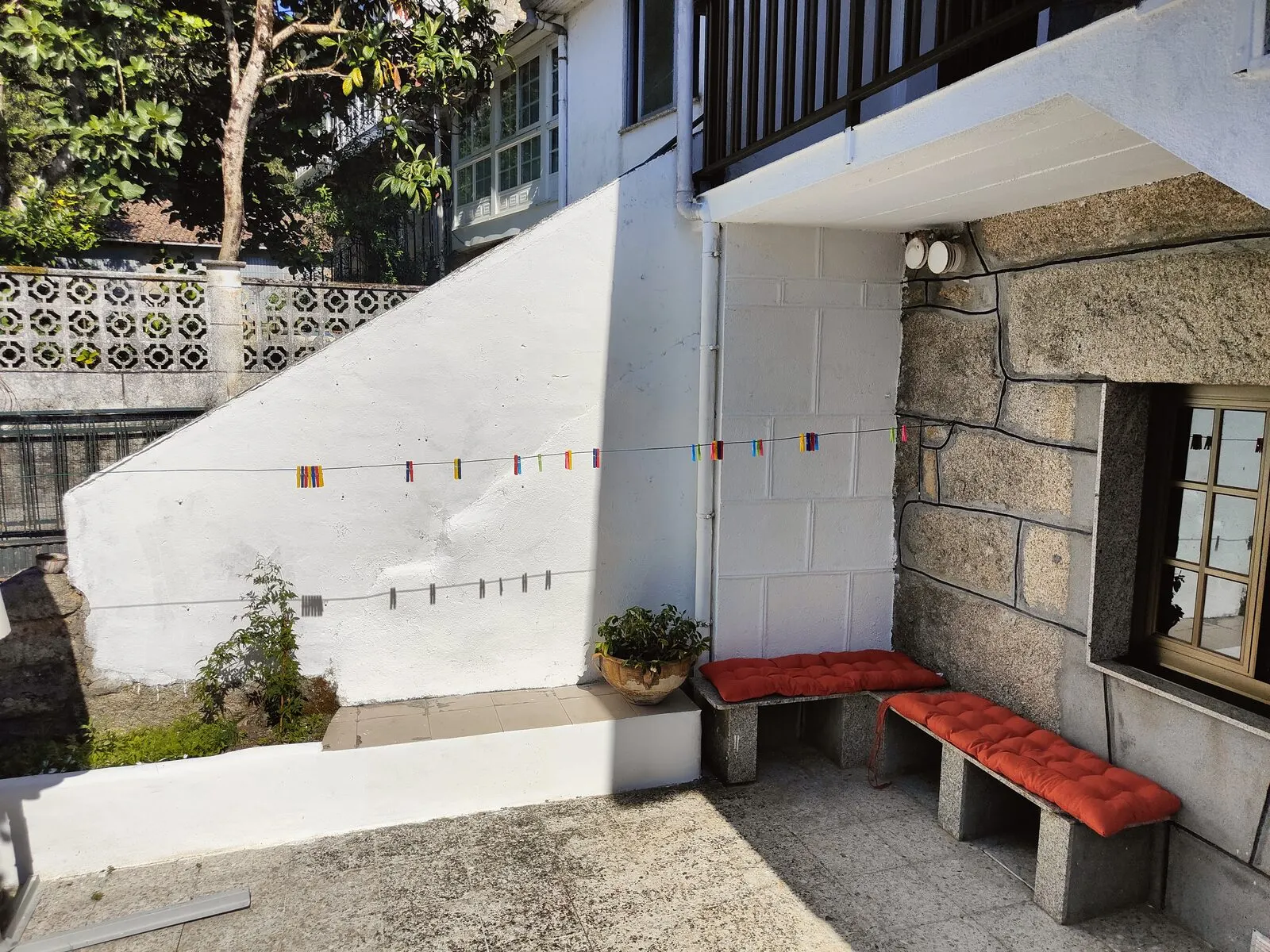 Patio de la casa rural, punto de salida para las rutas de senderismo de la zona
