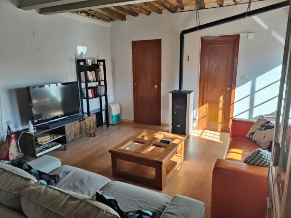 Salón con televisión y librería de Casa Elena